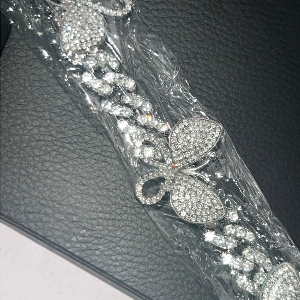 Elegant Silver Rhinestone necklace - Picture 2 of 2